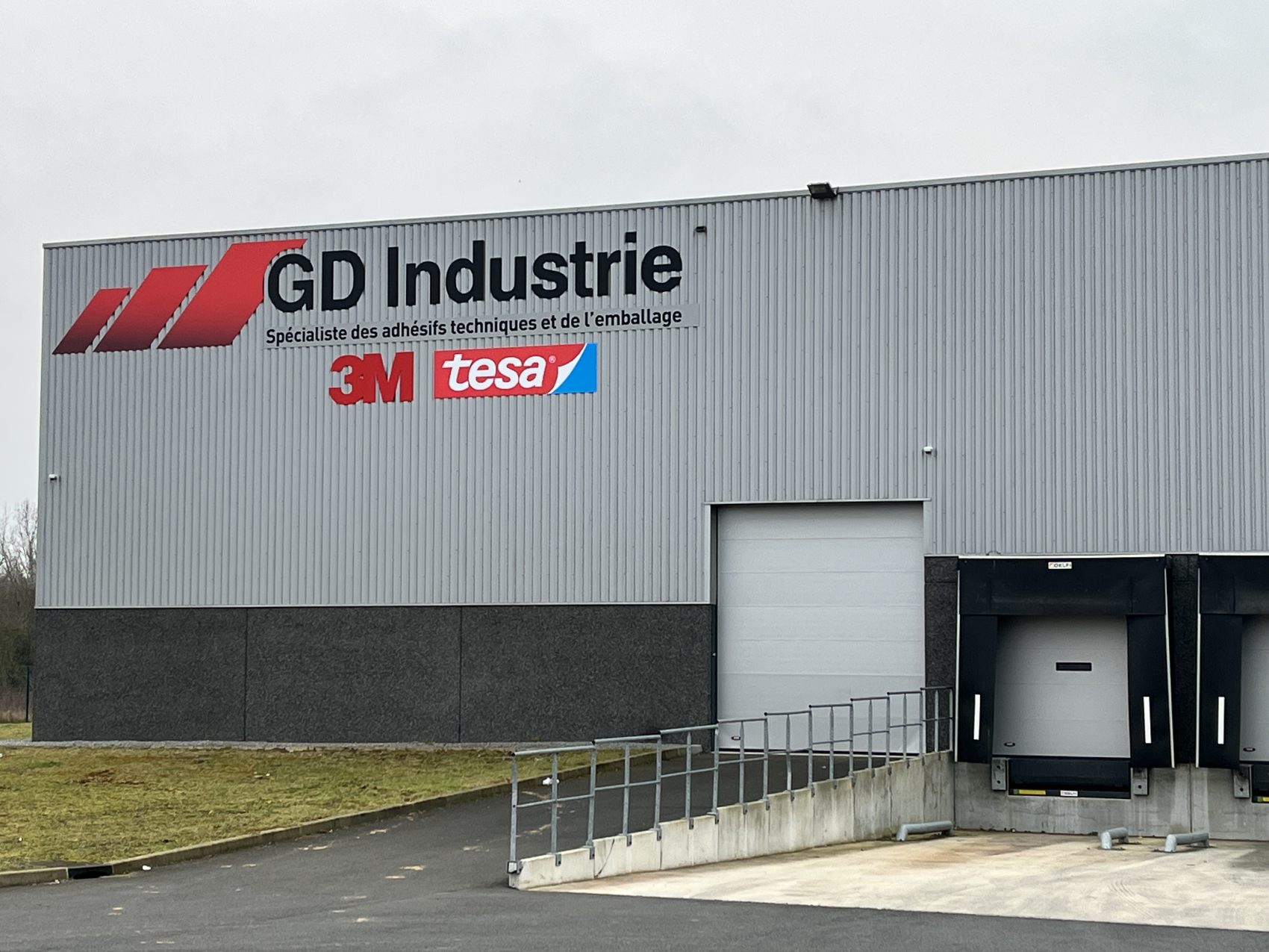 Façade GD Industrie au parc Alata à Creil avec enseigne murale