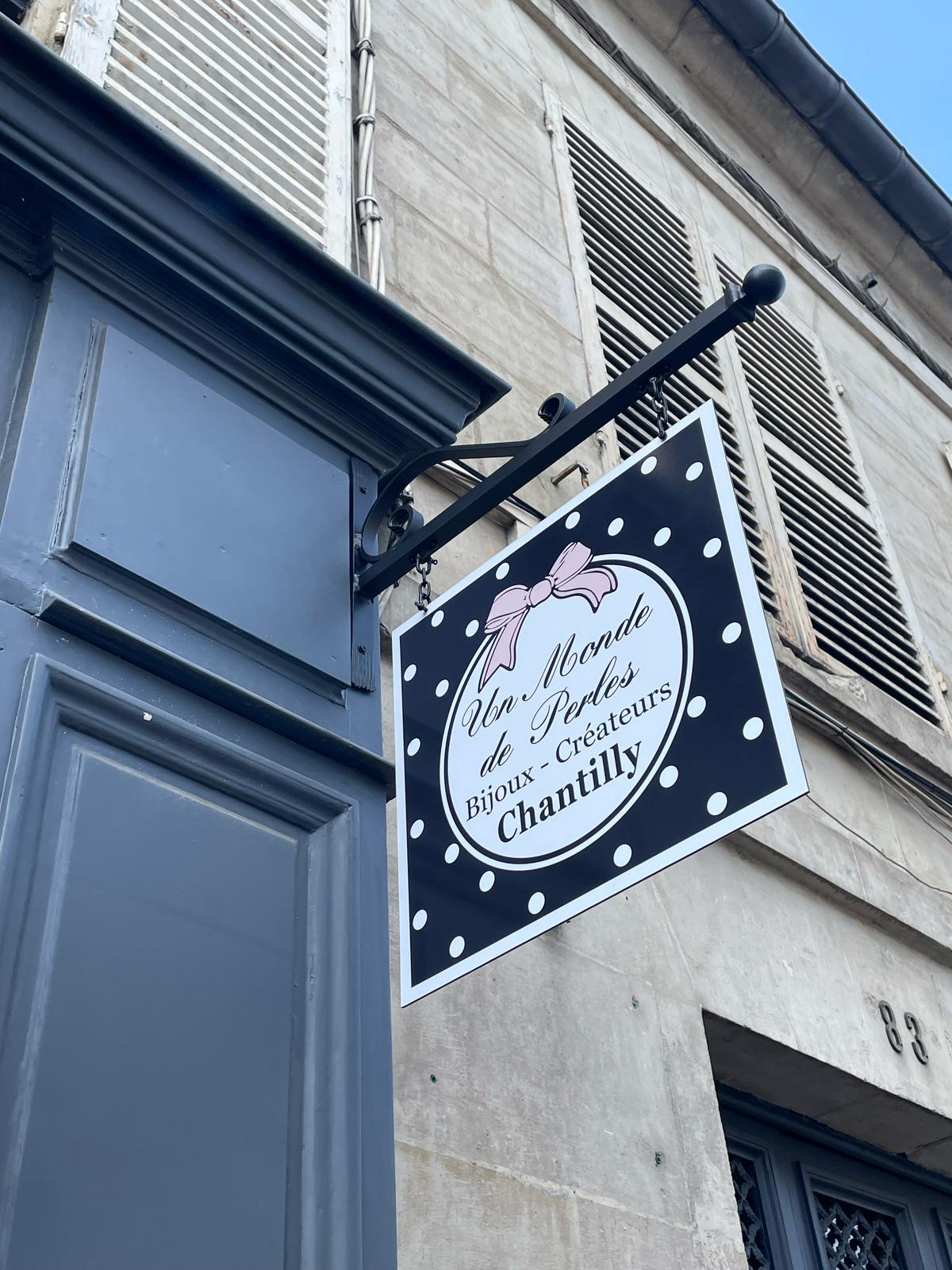 Enseigne potence Un Monde de Perles réalisée à Chantilly