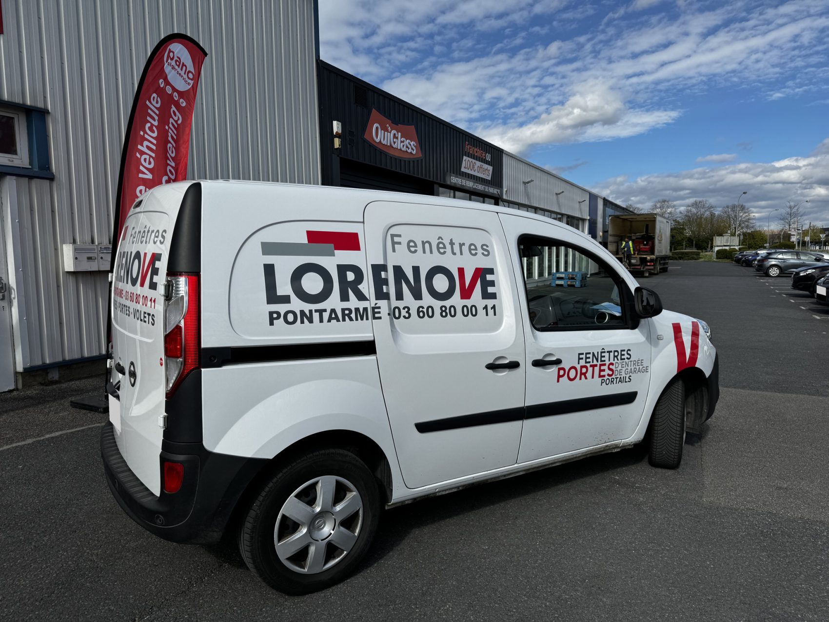 Utilitaire LORENOVE Pontarmé avec logo et lettrage sur le côté et à l’arrière.