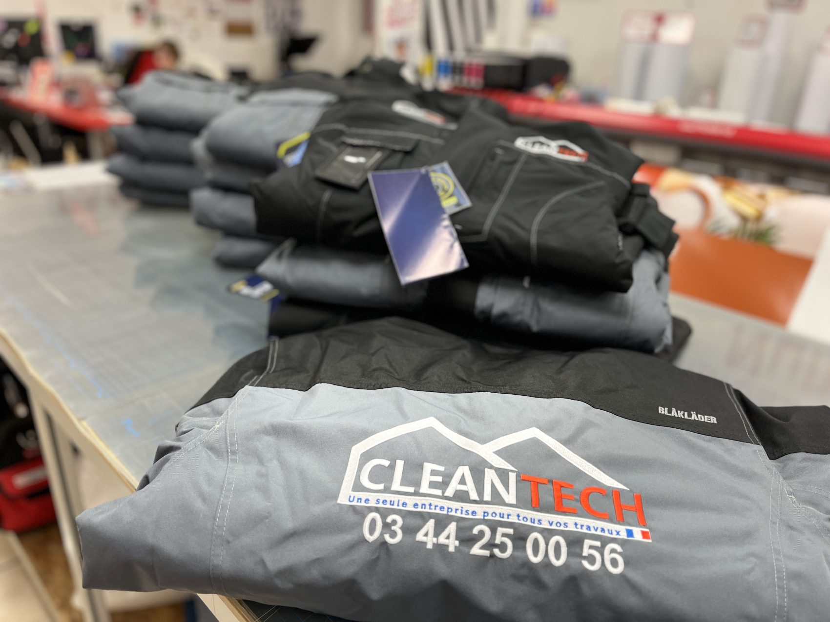 Vêtements de travail personnalisés avec marquage textile - PANO Saint-Maximin