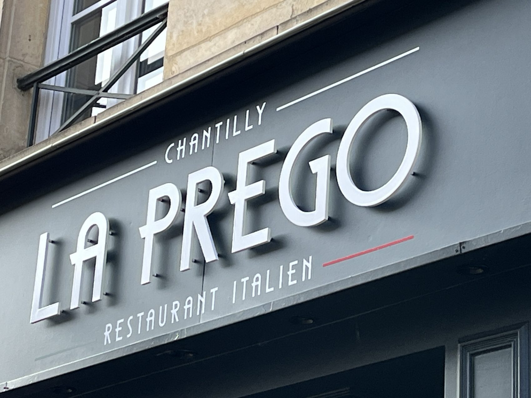 Enseigne de restaurant en lettres relief dans l’Oise - PANO Saint-Maximin