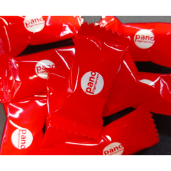 Bonbons personnalisés dans des emballages rouges au logo PANO