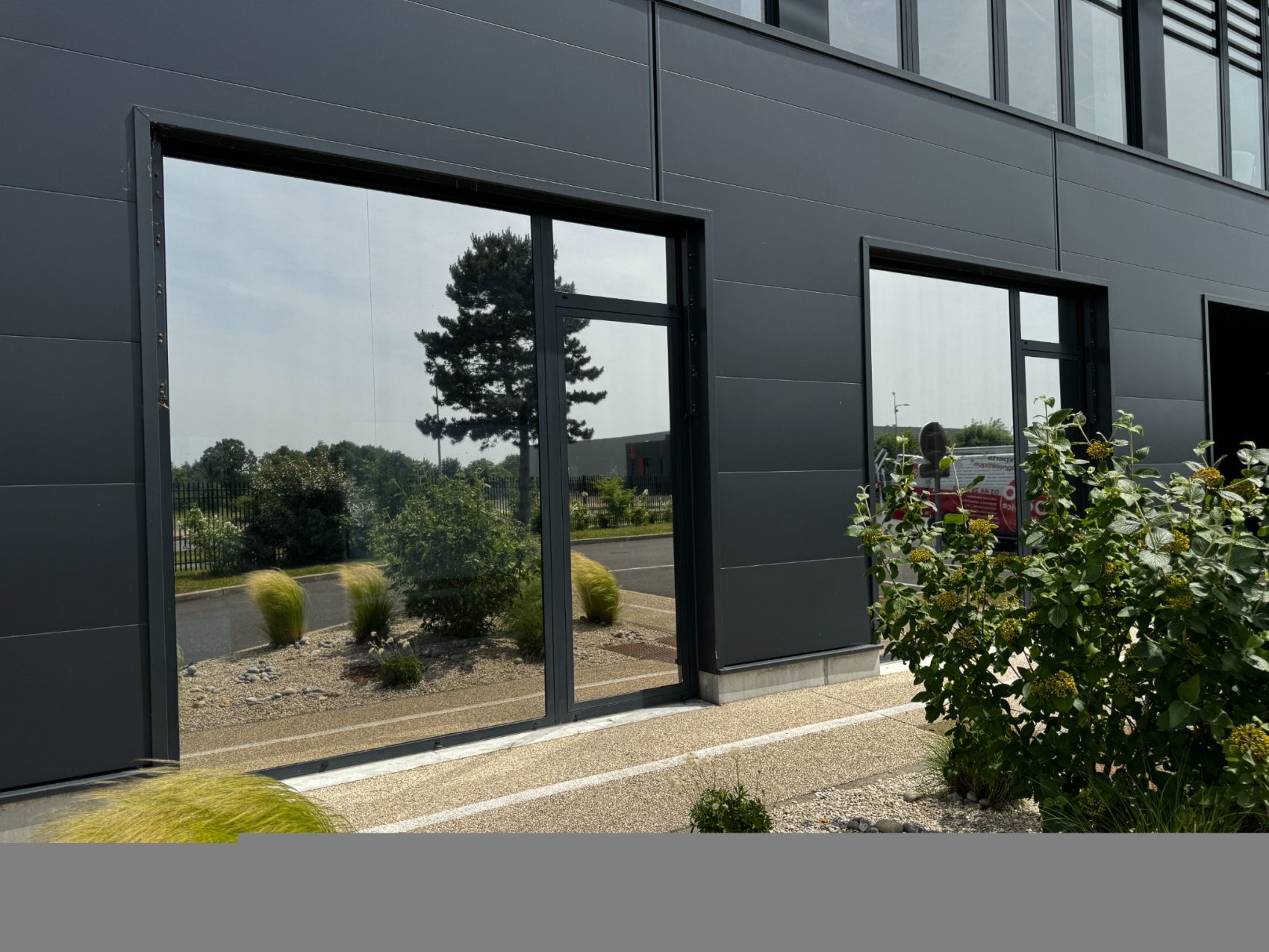 Film solaire à effet miroir posé sur les baies vitrées d’un bâtiment professionnel dans l’Oise