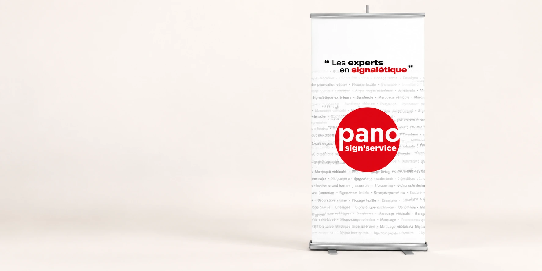Illustration d’un roll-up PANO blanc avec logo rouge