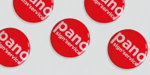 Illustration de stickers PANO rouges avec une finition doming transparente en relief