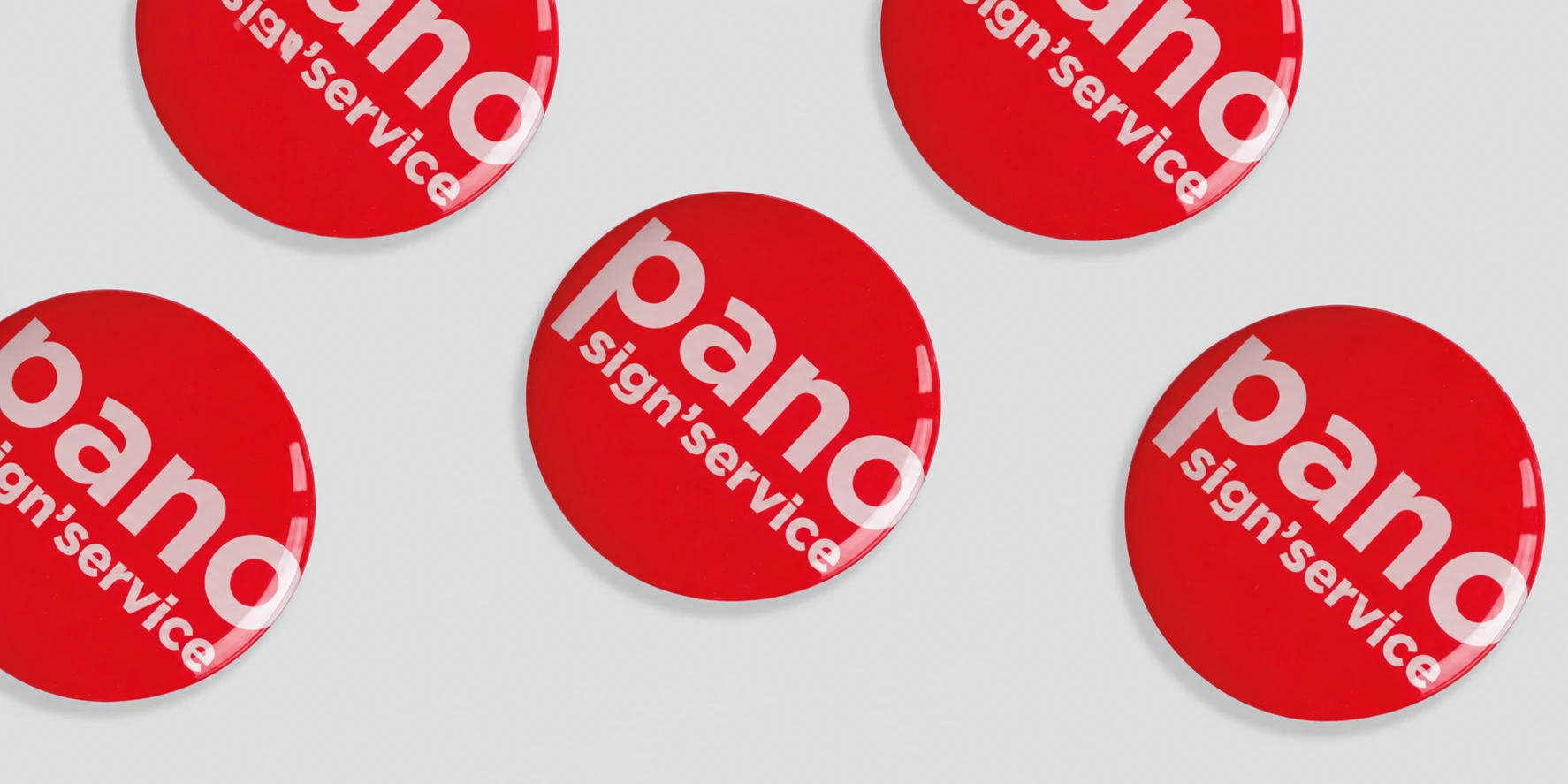 Illustration de stickers PANO rouges avec une finition doming transparente en relief