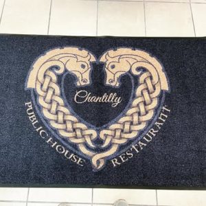 Tapis personnalisé noir et doré avec le logo Chantilly Public House Restaurant