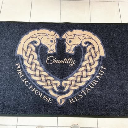 Tapis personnalisé noir et doré avec le logo Chantilly Public House Restaurant