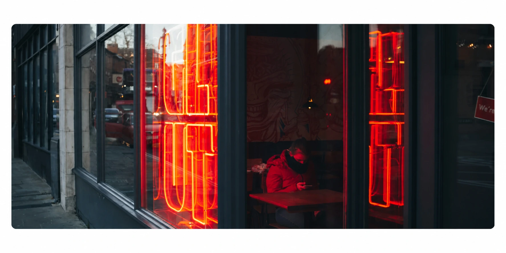 Exemple de décor lumineux rouge dans une vitrine